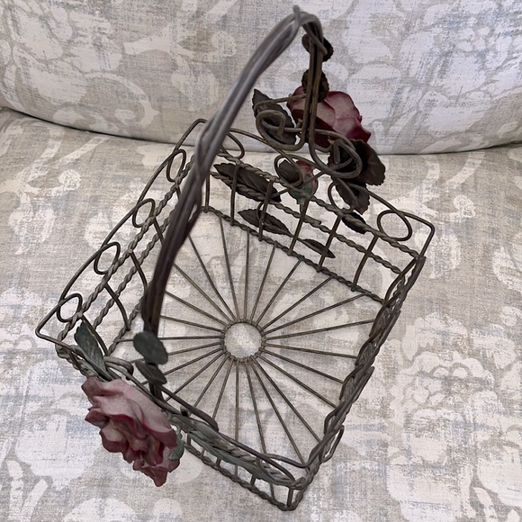Beautiful Rose 🌹 and Leaves Designed Wire Basket to Decorate Your Home 🏠 - Picture 5 of 5